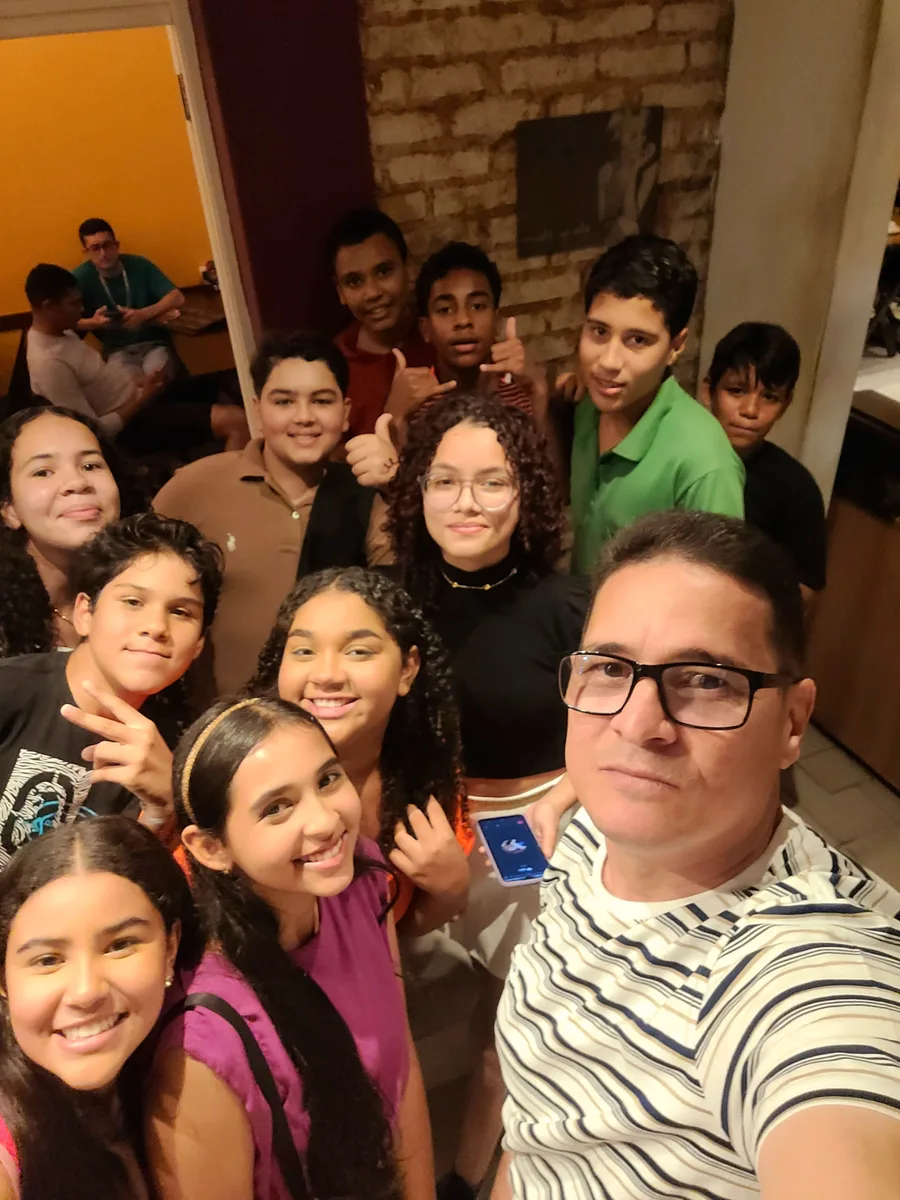 Luiz Carlos com um grupo de alunos